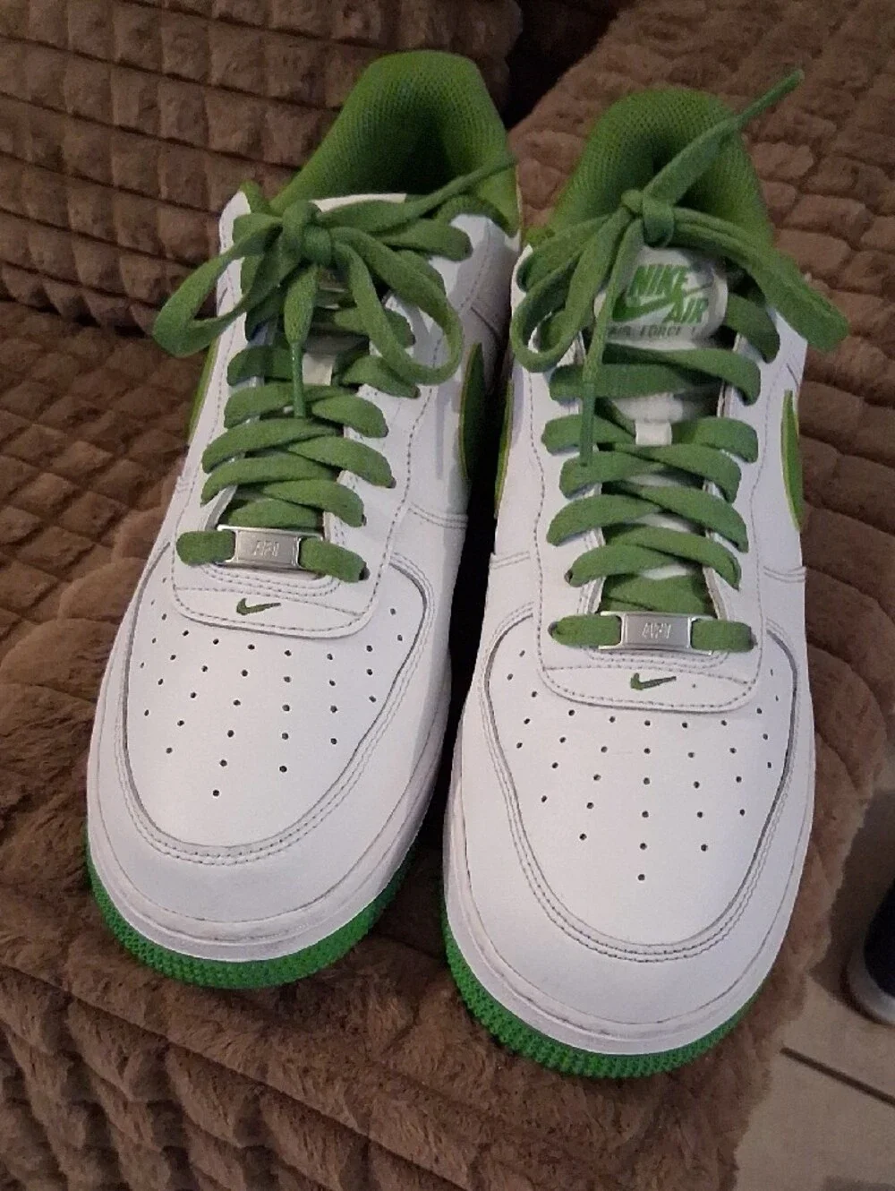 Nike Men’s White and Green Low-Top Sneakers - Classic Swoosh
